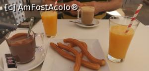 [P03] În Piața Catedralei la un churros cu porras. » foto by Aurici
 - 
<span class="allrVoted glyphicon glyphicon-heart hidden" id="av1263754"></span>
<a class="m-l-10 hidden" id="sv1263754" onclick="voting_Foto_DelVot(,1263754,27167)" role="button">șterge vot <span class="glyphicon glyphicon-remove"></span></a>
<a id="v91263754" class=" c-red"  onclick="voting_Foto_SetVot(1263754)" role="button"><span class="glyphicon glyphicon-heart-empty"></span> <b>LIKE</b> = Votează poza</a> <img class="hidden"  id="f1263754W9" src="/imagini/loader.gif" border="0" /><span class="AjErrMes hidden" id="e1263754ErM"></span>
