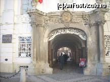 [P11] Intrarea in Muzeul Brukenthal,in stanga este locul de unde puteti cumpara bilete si alte suveniruri. » foto by georgiana
 - 
<span class="allrVoted glyphicon glyphicon-heart hidden" id="av186133"></span>
<a class="m-l-10 hidden" id="sv186133" onclick="voting_Foto_DelVot(,186133,27182)" role="button">șterge vot <span class="glyphicon glyphicon-remove"></span></a>
<a id="v9186133" class=" c-red"  onclick="voting_Foto_SetVot(186133)" role="button"><span class="glyphicon glyphicon-heart-empty"></span> <b>LIKE</b> = Votează poza</a> <img class="hidden"  id="f186133W9" src="/imagini/loader.gif" border="0" /><span class="AjErrMes hidden" id="e186133ErM"></span>
