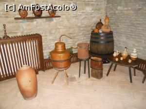[P14] Valea Călugărească - Muzeul 'Crama 1777'. Cazan pentru țuică, sec. XX. Vasul din stânga este un ol dăruit muzeului de colega noastră @mihaelavoicu. Datează de la sfârșitul sec. XIX și a fost făcut la Brașov. » foto by iulianic
 - 
<span class="allrVoted glyphicon glyphicon-heart hidden" id="av987642"></span>
<a class="m-l-10 hidden" id="sv987642" onclick="voting_Foto_DelVot(,987642,27219)" role="button">șterge vot <span class="glyphicon glyphicon-remove"></span></a>
<a id="v9987642" class=" c-red"  onclick="voting_Foto_SetVot(987642)" role="button"><span class="glyphicon glyphicon-heart-empty"></span> <b>LIKE</b> = Votează poza</a> <img class="hidden"  id="f987642W9" src="/imagini/loader.gif" border="0" /><span class="AjErrMes hidden" id="e987642ErM"></span>