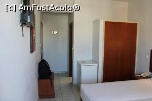 [P15] Heraklion, Hotel Athinaikon, Camera 310, Dulapul, frigiderul și holul de unde se intra în dreapta lui în baie » foto by mprofeanu
 - 
<span class="allrVoted glyphicon glyphicon-heart hidden" id="av1270353"></span>
<a class="m-l-10 hidden" id="sv1270353" onclick="voting_Foto_DelVot(,1270353,27229)" role="button">șterge vot <span class="glyphicon glyphicon-remove"></span></a>
<a id="v91270353" class=" c-red"  onclick="voting_Foto_SetVot(1270353)" role="button"><span class="glyphicon glyphicon-heart-empty"></span> <b>LIKE</b> = Votează poza</a> <img class="hidden"  id="f1270353W9" src="/imagini/loader.gif" border="0" /><span class="AjErrMes hidden" id="e1270353ErM"></span>