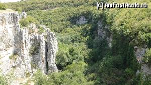 [P11] Valea Canionului Emen. Și mergem tot pe sus, pe marginea hăului. 
Trebuie să urmăm poteca... sus în stânga...  » foto by bog68
 - 
<span class="allrVoted glyphicon glyphicon-heart hidden" id="av373142"></span>
<a class="m-l-10 hidden" id="sv373142" onclick="voting_Foto_DelVot(,373142,27237)" role="button">șterge vot <span class="glyphicon glyphicon-remove"></span></a>
<a id="v9373142" class=" c-red"  onclick="voting_Foto_SetVot(373142)" role="button"><span class="glyphicon glyphicon-heart-empty"></span> <b>LIKE</b> = Votează poza</a> <img class="hidden"  id="f373142W9" src="/imagini/loader.gif" border="0" /><span class="AjErrMes hidden" id="e373142ErM"></span>