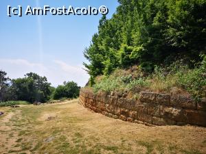[P32] Pe lângă movila (tumulus) Chetinyova; se observă bine parte din „crepida”, zidul înconjurător » foto by crismis
 - 
<span class="allrVoted glyphicon glyphicon-heart hidden" id="av1318097"></span>
<a class="m-l-10 hidden" id="sv1318097" onclick="voting_Foto_DelVot(,1318097,27256)" role="button">șterge vot <span class="glyphicon glyphicon-remove"></span></a>
<a id="v91318097" class=" c-red"  onclick="voting_Foto_SetVot(1318097)" role="button"><span class="glyphicon glyphicon-heart-empty"></span> <b>LIKE</b> = Votează poza</a> <img class="hidden"  id="f1318097W9" src="/imagini/loader.gif" border="0" /><span class="AjErrMes hidden" id="e1318097ErM"></span>