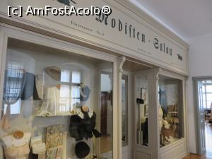 [P13] Atelier de brodat - vitrină originală - Muzeul Civilizației Urbane din Brașov.  » foto by tata123 🔱
 - 
<span class="allrVoted glyphicon glyphicon-heart hidden" id="av907085"></span>
<a class="m-l-10 hidden" id="sv907085" onclick="voting_Foto_DelVot(,907085,27278)" role="button">șterge vot <span class="glyphicon glyphicon-remove"></span></a>
<a id="v9907085" class=" c-red"  onclick="voting_Foto_SetVot(907085)" role="button"><span class="glyphicon glyphicon-heart-empty"></span> <b>LIKE</b> = Votează poza</a> <img class="hidden"  id="f907085W9" src="/imagini/loader.gif" border="0" /><span class="AjErrMes hidden" id="e907085ErM"></span>