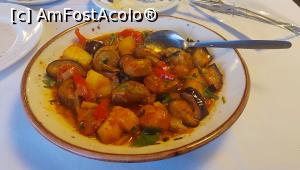 [P33] Taverna O Lakis - vinete la cuptor » foto by Carmen Ion
 - 
<span class="allrVoted glyphicon glyphicon-heart hidden" id="av1377940"></span>
<a class="m-l-10 hidden" id="sv1377940" onclick="voting_Foto_DelVot(,1377940,27299)" role="button">șterge vot <span class="glyphicon glyphicon-remove"></span></a>
<a id="v91377940" class=" c-red"  onclick="voting_Foto_SetVot(1377940)" role="button"><span class="glyphicon glyphicon-heart-empty"></span> <b>LIKE</b> = Votează poza</a> <img class="hidden"  id="f1377940W9" src="/imagini/loader.gif" border="0" /><span class="AjErrMes hidden" id="e1377940ErM"></span>