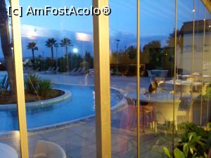 [P31] Geamul de sticla al restaurantului. Pe masa  de afara se poate vedea un pisoi » foto by Yoda
 - 
<span class="allrVoted glyphicon glyphicon-heart hidden" id="av1280465"></span>
<a class="m-l-10 hidden" id="sv1280465" onclick="voting_Foto_DelVot(,1280465,27341)" role="button">șterge vot <span class="glyphicon glyphicon-remove"></span></a>
<a id="v91280465" class=" c-red"  onclick="voting_Foto_SetVot(1280465)" role="button"><span class="glyphicon glyphicon-heart-empty"></span> <b>LIKE</b> = Votează poza</a> <img class="hidden"  id="f1280465W9" src="/imagini/loader.gif" border="0" /><span class="AjErrMes hidden" id="e1280465ErM"></span>