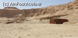 [P13] Templul lui Hatshepsut, fotografia e facuta din zona unde opresc autocarele, pana la templu se merge cu un titicar, apoi pe jos. E deja prea cald in mai. » foto by Lisa
 - 
<span class="allrVoted glyphicon glyphicon-heart hidden" id="av1281669"></span>
<a class="m-l-10 hidden" id="sv1281669" onclick="voting_Foto_DelVot(,1281669,27357)" role="button">șterge vot <span class="glyphicon glyphicon-remove"></span></a>
<a id="v91281669" class=" c-red"  onclick="voting_Foto_SetVot(1281669)" role="button"><span class="glyphicon glyphicon-heart-empty"></span> <b>LIKE</b> = Votează poza</a> <img class="hidden"  id="f1281669W9" src="/imagini/loader.gif" border="0" /><span class="AjErrMes hidden" id="e1281669ErM"></span>