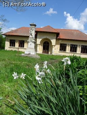 [P01] Vechea școală și monumentul eroilor din satul Ciupa-Mănciulescu. » foto by tata123 🔱
 - 
<span class="allrVoted glyphicon glyphicon-heart hidden" id="av1295218"></span>
<a class="m-l-10 hidden" id="sv1295218" onclick="voting_Foto_DelVot(,1295218,27450)" role="button">șterge vot <span class="glyphicon glyphicon-remove"></span></a>
<a id="v91295218" class=" c-red"  onclick="voting_Foto_SetVot(1295218)" role="button"><span class="glyphicon glyphicon-heart-empty"></span> <b>LIKE</b> = Votează poza</a> <img class="hidden"  id="f1295218W9" src="/imagini/loader.gif" border="0" /><span class="AjErrMes hidden" id="e1295218ErM"></span>