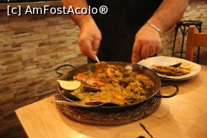 [P10] Mallorca, Sineu, El Rey de la Tapa Restaurante, Paella servită de tânărul nostru amfitrion, oare trebuia să poarte mănuși!? » foto by mprofeanu
 - 
<span class="allrVoted glyphicon glyphicon-heart hidden" id="av1317499"></span>
<a class="m-l-10 hidden" id="sv1317499" onclick="voting_Foto_DelVot(,1317499,27457)" role="button">șterge vot <span class="glyphicon glyphicon-remove"></span></a>
<a id="v91317499" class=" c-red"  onclick="voting_Foto_SetVot(1317499)" role="button"><span class="glyphicon glyphicon-heart-empty"></span> <b>LIKE</b> = Votează poza</a> <img class="hidden"  id="f1317499W9" src="/imagini/loader.gif" border="0" /><span class="AjErrMes hidden" id="e1317499ErM"></span>