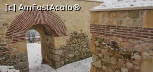 [P22] Prin Cetatea Capidava, recent restaurată. » foto by Aurici
 - 
<span class="allrVoted glyphicon glyphicon-heart hidden" id="av1298134"></span>
<a class="m-l-10 hidden" id="sv1298134" onclick="voting_Foto_DelVot(,1298134,27477)" role="button">șterge vot <span class="glyphicon glyphicon-remove"></span></a>
<a id="v91298134" class=" c-red"  onclick="voting_Foto_SetVot(1298134)" role="button"><span class="glyphicon glyphicon-heart-empty"></span> <b>LIKE</b> = Votează poza</a> <img class="hidden"  id="f1298134W9" src="/imagini/loader.gif" border="0" /><span class="AjErrMes hidden" id="e1298134ErM"></span>