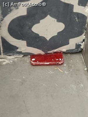 [P02] Mizeria din baia camerei 817 » foto by serafim
 - 
<span class="allrVoted glyphicon glyphicon-heart hidden" id="av1308783"></span>
<a class="m-l-10 hidden" id="sv1308783" onclick="voting_Foto_DelVot(,1308783,27558)" role="button">șterge vot <span class="glyphicon glyphicon-remove"></span></a>
<a id="v91308783" class=" c-red"  onclick="voting_Foto_SetVot(1308783)" role="button"><span class="glyphicon glyphicon-heart-empty"></span> <b>LIKE</b> = Votează poza</a> <img class="hidden"  id="f1308783W9" src="/imagini/loader.gif" border="0" /><span class="AjErrMes hidden" id="e1308783ErM"></span>