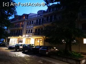 [P19] Din nou intrarea în hotel, pe înserate » foto by crismis
 - 
<span class="allrVoted glyphicon glyphicon-heart hidden" id="av1315436"></span>
<a class="m-l-10 hidden" id="sv1315436" onclick="voting_Foto_DelVot(,1315436,27622)" role="button">șterge vot <span class="glyphicon glyphicon-remove"></span></a>
<a id="v91315436" class=" c-red"  onclick="voting_Foto_SetVot(1315436)" role="button"><span class="glyphicon glyphicon-heart-empty"></span> <b>LIKE</b> = Votează poza</a> <img class="hidden"  id="f1315436W9" src="/imagini/loader.gif" border="0" /><span class="AjErrMes hidden" id="e1315436ErM"></span>