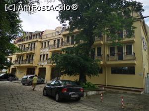[P03] C Comfort Hotel & Wellness; fațada principală și mica parcare din față aproape goală într-o zi lucrătoare » foto by crismis
 - 
<span class="allrVoted glyphicon glyphicon-heart hidden" id="av1315420"></span>
<a class="m-l-10 hidden" id="sv1315420" onclick="voting_Foto_DelVot(,1315420,27622)" role="button">șterge vot <span class="glyphicon glyphicon-remove"></span></a>
<a id="v91315420" class=" c-red"  onclick="voting_Foto_SetVot(1315420)" role="button"><span class="glyphicon glyphicon-heart-empty"></span> <b>LIKE</b> = Votează poza</a> <img class="hidden"  id="f1315420W9" src="/imagini/loader.gif" border="0" /><span class="AjErrMes hidden" id="e1315420ErM"></span>