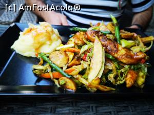[P45] Restaurantul Chinar; porc cu legume și piure de cartofi » foto by crismis
 - 
<span class="allrVoted glyphicon glyphicon-heart hidden" id="av1317252"></span>
<a class="m-l-10 hidden" id="sv1317252" onclick="voting_Foto_DelVot(,1317252,27636)" role="button">șterge vot <span class="glyphicon glyphicon-remove"></span></a>
<a id="v91317252" class=" c-red"  onclick="voting_Foto_SetVot(1317252)" role="button"><span class="glyphicon glyphicon-heart-empty"></span> <b>LIKE</b> = Votează poza</a> <img class="hidden"  id="f1317252W9" src="/imagini/loader.gif" border="0" /><span class="AjErrMes hidden" id="e1317252ErM"></span>