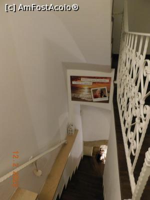 [P12] B&B La Maison del Borgo Antico, pe scări un tablou cu papa » foto by irinad
 - 
<span class="allrVoted glyphicon glyphicon-heart hidden" id="av1319459"></span>
<a class="m-l-10 hidden" id="sv1319459" onclick="voting_Foto_DelVot(,1319459,27661)" role="button">șterge vot <span class="glyphicon glyphicon-remove"></span></a>
<a id="v91319459" class=" c-red"  onclick="voting_Foto_SetVot(1319459)" role="button"><span class="glyphicon glyphicon-heart-empty"></span> <b>LIKE</b> = Votează poza</a> <img class="hidden"  id="f1319459W9" src="/imagini/loader.gif" border="0" /><span class="AjErrMes hidden" id="e1319459ErM"></span>