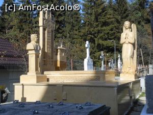 [P20] Mănăstirea Predeal - Un mormânt sofisticat în cimitirul mănăstirii. » foto by iulianic
 - 
<span class="allrVoted glyphicon glyphicon-heart hidden" id="av1335513"></span>
<a class="m-l-10 hidden" id="sv1335513" onclick="voting_Foto_DelVot(,1335513,27705)" role="button">șterge vot <span class="glyphicon glyphicon-remove"></span></a>
<a id="v91335513" class=" c-red"  onclick="voting_Foto_SetVot(1335513)" role="button"><span class="glyphicon glyphicon-heart-empty"></span> <b>LIKE</b> = Votează poza</a> <img class="hidden"  id="f1335513W9" src="/imagini/loader.gif" border="0" /><span class="AjErrMes hidden" id="e1335513ErM"></span>