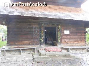 [P03] Biserica de lemn din Desești - Intrarea. » foto by iulianic
 - 
<span class="allrVoted glyphicon glyphicon-heart hidden" id="av1329351"></span>
<a class="m-l-10 hidden" id="sv1329351" onclick="voting_Foto_DelVot(,1329351,27733)" role="button">șterge vot <span class="glyphicon glyphicon-remove"></span></a>
<a id="v91329351" class=" c-red"  onclick="voting_Foto_SetVot(1329351)" role="button"><span class="glyphicon glyphicon-heart-empty"></span> <b>LIKE</b> = Votează poza</a> <img class="hidden"  id="f1329351W9" src="/imagini/loader.gif" border="0" /><span class="AjErrMes hidden" id="e1329351ErM"></span>