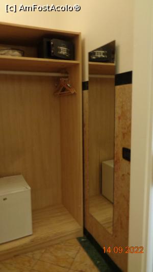 [P19] În dressing, în stânga se găsește comoda cu patru sertare » foto by Alina53
 - 
<span class="allrVoted glyphicon glyphicon-heart hidden" id="av1331436"></span>
<a class="m-l-10 hidden" id="sv1331436" onclick="voting_Foto_DelVot(,1331436,27747)" role="button">șterge vot <span class="glyphicon glyphicon-remove"></span></a>
<a id="v91331436" class=" c-red"  onclick="voting_Foto_SetVot(1331436)" role="button"><span class="glyphicon glyphicon-heart-empty"></span> <b>LIKE</b> = Votează poza</a> <img class="hidden"  id="f1331436W9" src="/imagini/loader.gif" border="0" /><span class="AjErrMes hidden" id="e1331436ErM"></span>