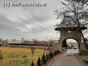 [P05] Turnul-clopotniță văzut din curtea mănăstirii. În stânga, în zare - zona industrială a orașului. » foto by adso
 - 
<span class="allrVoted glyphicon glyphicon-heart hidden" id="av1338274"></span>
<a class="m-l-10 hidden" id="sv1338274" onclick="voting_Foto_DelVot(,1338274,27797)" role="button">șterge vot <span class="glyphicon glyphicon-remove"></span></a>
<a id="v91338274" class=" c-red"  onclick="voting_Foto_SetVot(1338274)" role="button"><span class="glyphicon glyphicon-heart-empty"></span> <b>LIKE</b> = Votează poza</a> <img class="hidden"  id="f1338274W9" src="/imagini/loader.gif" border="0" /><span class="AjErrMes hidden" id="e1338274ErM"></span>