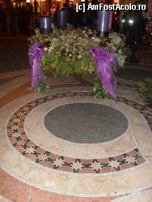 [P54] Coronita de Advent,in fata Catedralei Sfantul Stefan.Funditele sunt de culoare mov,deoarece aceasta esta culoarea Adventului. » foto by georgiana
 - 
<span class="allrVoted glyphicon glyphicon-heart hidden" id="av283897"></span>
<a class="m-l-10 hidden" id="sv283897" onclick="voting_Foto_DelVot(,283897,27814)" role="button">șterge vot <span class="glyphicon glyphicon-remove"></span></a>
<a id="v9283897" class=" c-red"  onclick="voting_Foto_SetVot(283897)" role="button"><span class="glyphicon glyphicon-heart-empty"></span> <b>LIKE</b> = Votează poza</a> <img class="hidden"  id="f283897W9" src="/imagini/loader.gif" border="0" /><span class="AjErrMes hidden" id="e283897ErM"></span>