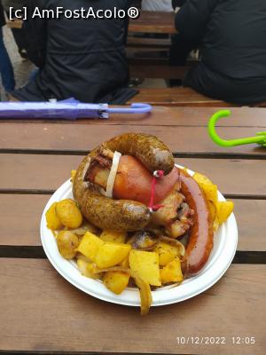 [P21] Prânzul nostru: doi cârnați, cel mai închis nu ne-a prea plăcut, cred că era un fel de caltaboș. Cel roșcat a fost bun. Un rasol de porc la cuptor cu cartofi și o lipie aflată dedesubt plus niste muștar care nu a mai încăput în imagine. Preț? 1700 HUF, adică până în 5 euro » foto by mihai007
 - 
<span class="allrVoted glyphicon glyphicon-heart hidden" id="av1341472"></span>
<a class="m-l-10 hidden" id="sv1341472" onclick="voting_Foto_DelVot(,1341472,27814)" role="button">șterge vot <span class="glyphicon glyphicon-remove"></span></a>
<a id="v91341472" class=" c-red"  onclick="voting_Foto_SetVot(1341472)" role="button"><span class="glyphicon glyphicon-heart-empty"></span> <b>LIKE</b> = Votează poza</a> <img class="hidden"  id="f1341472W9" src="/imagini/loader.gif" border="0" /><span class="AjErrMes hidden" id="e1341472ErM"></span>