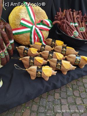 [P22] O pâine ungurească frumoasă, înconjurată de o "turma" de salamuri in formă de porc » foto by mihai007
 - 
<span class="allrVoted glyphicon glyphicon-heart hidden" id="av1341473"></span>
<a class="m-l-10 hidden" id="sv1341473" onclick="voting_Foto_DelVot(,1341473,27814)" role="button">șterge vot <span class="glyphicon glyphicon-remove"></span></a>
<a id="v91341473" class=" c-red"  onclick="voting_Foto_SetVot(1341473)" role="button"><span class="glyphicon glyphicon-heart-empty"></span> <b>LIKE</b> = Votează poza</a> <img class="hidden"  id="f1341473W9" src="/imagini/loader.gif" border="0" /><span class="AjErrMes hidden" id="e1341473ErM"></span>