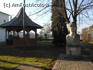 [P16] Iași - Biserica "Sfinții Trei Ierarhi". În curte, bustul lui Mihai Eminescu. » foto by iulianic
 - 
<span class="allrVoted glyphicon glyphicon-heart hidden" id="av1347982"></span>
<a class="m-l-10 hidden" id="sv1347982" onclick="voting_Foto_DelVot(,1347982,27873)" role="button">șterge vot <span class="glyphicon glyphicon-remove"></span></a>
<a id="v91347982" class=" c-red"  onclick="voting_Foto_SetVot(1347982)" role="button"><span class="glyphicon glyphicon-heart-empty"></span> <b>LIKE</b> = Votează poza</a> <img class="hidden"  id="f1347982W9" src="/imagini/loader.gif" border="0" /><span class="AjErrMes hidden" id="e1347982ErM"></span>