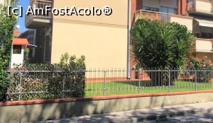 [P05] vedere din strada a bloculetului; apartamentul este la parter, cu intrarea prin spate (prin stanga blocului) » foto by Chloe <span class="label label-default labelC_thin small">NEVOTABILĂ</span>