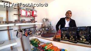 [P06] Nepotul care vinde si produce o parte din suvenirurile disponiobile. Mai poti cumpara DVD-uri cu documentare, carti si diverse prostioare (adica, chinezarii) de acolo.  » foto by webSorin
 - 
<span class="allrVoted glyphicon glyphicon-heart hidden" id="av1045764"></span>
<a class="m-l-10 hidden" id="sv1045764" onclick="voting_Foto_DelVot(,1045764,27920)" role="button">șterge vot <span class="glyphicon glyphicon-remove"></span></a>
<a id="v91045764" class=" c-red"  onclick="voting_Foto_SetVot(1045764)" role="button"><span class="glyphicon glyphicon-heart-empty"></span> <b>LIKE</b> = Votează poza</a> <img class="hidden"  id="f1045764W9" src="/imagini/loader.gif" border="0" /><span class="AjErrMes hidden" id="e1045764ErM"></span>
