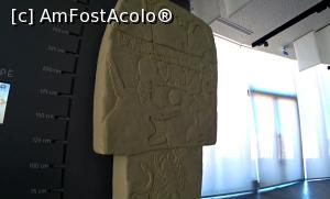 [P09] Piatra Vulturului. Nu stiu daca-i originalul desi este foarte posibil avand in vedere infiltratiile. <p> Se afla la muzeul de langa situl arheologic. <p> 35 de lire intrarea insa la noi a fost gratis pentru ca oficial, situl era inchis » foto by webSorin
 - 
<span class="allrVoted glyphicon glyphicon-heart hidden" id="av1045767"></span>
<a class="m-l-10 hidden" id="sv1045767" onclick="voting_Foto_DelVot(,1045767,27920)" role="button">șterge vot <span class="glyphicon glyphicon-remove"></span></a>
<a id="v91045767" class=" c-red"  onclick="voting_Foto_SetVot(1045767)" role="button"><span class="glyphicon glyphicon-heart-empty"></span> <b>LIKE</b> = Votează poza</a> <img class="hidden"  id="f1045767W9" src="/imagini/loader.gif" border="0" /><span class="AjErrMes hidden" id="e1045767ErM"></span>