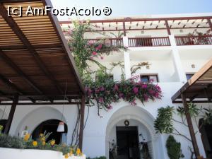 [P49] Intrarea la un hotel, skala.  » foto by maryka
 - 
<span class="allrVoted glyphicon glyphicon-heart hidden" id="av912595"></span>
<a class="m-l-10 hidden" id="sv912595" onclick="voting_Foto_DelVot(,912595,27937)" role="button">șterge vot <span class="glyphicon glyphicon-remove"></span></a>
<a id="v9912595" class=" c-red"  onclick="voting_Foto_SetVot(912595)" role="button"><span class="glyphicon glyphicon-heart-empty"></span> <b>LIKE</b> = Votează poza</a> <img class="hidden"  id="f912595W9" src="/imagini/loader.gif" border="0" /><span class="AjErrMes hidden" id="e912595ErM"></span>
