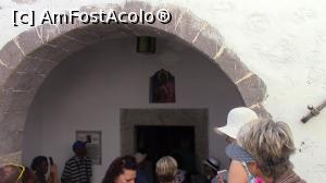 [P27] Grup de turisti care asteapta sa intre la Grota Apocalipsei. » foto by ovidiuyepi
 - 
<span class="allrVoted glyphicon glyphicon-heart hidden" id="av1219518"></span>
<a class="m-l-10 hidden" id="sv1219518" onclick="voting_Foto_DelVot(,1219518,27937)" role="button">șterge vot <span class="glyphicon glyphicon-remove"></span></a>
<a id="v91219518" class=" c-red"  onclick="voting_Foto_SetVot(1219518)" role="button"><span class="glyphicon glyphicon-heart-empty"></span> <b>LIKE</b> = Votează poza</a> <img class="hidden"  id="f1219518W9" src="/imagini/loader.gif" border="0" /><span class="AjErrMes hidden" id="e1219518ErM"></span>