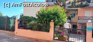 [P02] Stella Apartments - intrarea în curte, cu Iorgos trebăluind » foto by Carmen Ion
 - 
<span class="allrVoted glyphicon glyphicon-heart hidden" id="av1353994"></span>
<a class="m-l-10 hidden" id="sv1353994" onclick="voting_Foto_DelVot(,1353994,27944)" role="button">șterge vot <span class="glyphicon glyphicon-remove"></span></a>
<a id="v91353994" class=" c-red"  onclick="voting_Foto_SetVot(1353994)" role="button"><span class="glyphicon glyphicon-heart-empty"></span> <b>LIKE</b> = Votează poza</a> <img class="hidden"  id="f1353994W9" src="/imagini/loader.gif" border="0" /><span class="AjErrMes hidden" id="e1353994ErM"></span>