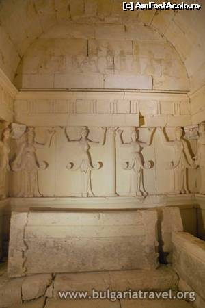 [P21] Interiorul Mormantului Regal (<a href='http://bulgariatravel.org/en/object/69/Sveshtarska_grobnica' target='_blank'>sursa</a>) » foto by Testosu'
 - 
<span class="allrVoted glyphicon glyphicon-heart hidden" id="av636220"></span>
<a class="m-l-10 hidden" id="sv636220" onclick="voting_Foto_DelVot(,636220,27980)" role="button">șterge vot <span class="glyphicon glyphicon-remove"></span></a>
<a id="v9636220" class=" c-red"  onclick="voting_Foto_SetVot(636220)" role="button"><span class="glyphicon glyphicon-heart-empty"></span> <b>LIKE</b> = Votează poza</a> <img class="hidden"  id="f636220W9" src="/imagini/loader.gif" border="0" /><span class="AjErrMes hidden" id="e636220ErM"></span>