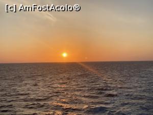 [P10] rasarit de soare pe mare » foto by aurora56
 - 
<span class="allrVoted glyphicon glyphicon-heart hidden" id="av1366772"></span>
<a class="m-l-10 hidden" id="sv1366772" onclick="voting_Foto_DelVot(,1366772,28049)" role="button">șterge vot <span class="glyphicon glyphicon-remove"></span></a>
<a id="v91366772" class=" c-red"  onclick="voting_Foto_SetVot(1366772)" role="button"><span class="glyphicon glyphicon-heart-empty"></span> <b>LIKE</b> = Votează poza</a> <img class="hidden"  id="f1366772W9" src="/imagini/loader.gif" border="0" /><span class="AjErrMes hidden" id="e1366772ErM"></span>