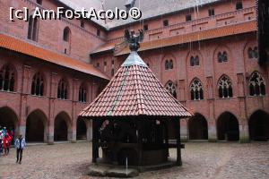 [P35] Zamek w Malborku, Zamek Wysoki, Piațeta, Fântâna cu Sculptura Pelicanului, simbolul lui Iisus și al jertfei supreme » foto by mprofeanu
 - 
<span class="allrVoted glyphicon glyphicon-heart hidden" id="av1377756"></span>
<a class="m-l-10 hidden" id="sv1377756" onclick="voting_Foto_DelVot(,1377756,28150)" role="button">șterge vot <span class="glyphicon glyphicon-remove"></span></a>
<a id="v91377756" class=" c-red"  onclick="voting_Foto_SetVot(1377756)" role="button"><span class="glyphicon glyphicon-heart-empty"></span> <b>LIKE</b> = Votează poza</a> <img class="hidden"  id="f1377756W9" src="/imagini/loader.gif" border="0" /><span class="AjErrMes hidden" id="e1377756ErM"></span>