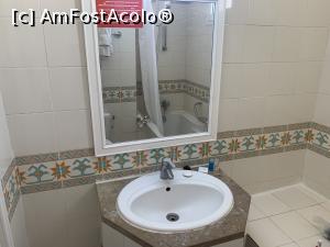[P24] Chiuvetă-pe oglindă era un autocolant roșu pe care scria să nu scoatem prosoapele afară din cameră » foto by AZE
 - 
<span class="allrVoted glyphicon glyphicon-heart hidden" id="av1378904"></span>
<a class="m-l-10 hidden" id="sv1378904" onclick="voting_Foto_DelVot(,1378904,28160)" role="button">șterge vot <span class="glyphicon glyphicon-remove"></span></a>
<a id="v91378904" class=" c-red"  onclick="voting_Foto_SetVot(1378904)" role="button"><span class="glyphicon glyphicon-heart-empty"></span> <b>LIKE</b> = Votează poza</a> <img class="hidden"  id="f1378904W9" src="/imagini/loader.gif" border="0" /><span class="AjErrMes hidden" id="e1378904ErM"></span>