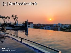 [P08] Apus de soare la Siem Reap . Foto e facuta de la piscina de pe acoperisul hotelului la care am fost cazati. » foto by Pușcașu Marin
 - 
<span class="allrVoted glyphicon glyphicon-heart hidden" id="av1384063"></span>
<a class="m-l-10 hidden" id="sv1384063" onclick="voting_Foto_DelVot(,1384063,28208)" role="button">șterge vot <span class="glyphicon glyphicon-remove"></span></a>
<a id="v91384063" class=" c-red"  onclick="voting_Foto_SetVot(1384063)" role="button"><span class="glyphicon glyphicon-heart-empty"></span> <b>LIKE</b> = Votează poza</a> <img class="hidden"  id="f1384063W9" src="/imagini/loader.gif" border="0" /><span class="AjErrMes hidden" id="e1384063ErM"></span>