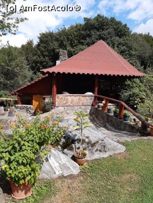 [P15] Pensiunea "Casa Bunicului" - prin curte » foto by mishu
 - 
<span class="allrVoted glyphicon glyphicon-heart hidden" id="av1386451"></span>
<a class="m-l-10 hidden" id="sv1386451" onclick="voting_Foto_DelVot(,1386451,28224)" role="button">șterge vot <span class="glyphicon glyphicon-remove"></span></a>
<a id="v91386451" class=" c-red"  onclick="voting_Foto_SetVot(1386451)" role="button"><span class="glyphicon glyphicon-heart-empty"></span> <b>LIKE</b> = Votează poza</a> <img class="hidden"  id="f1386451W9" src="/imagini/loader.gif" border="0" /><span class="AjErrMes hidden" id="e1386451ErM"></span>