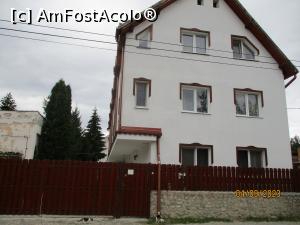 [P01] Pensiunea, privită din strada oficială. » foto by puiutea
 - 
<span class="allrVoted glyphicon glyphicon-heart hidden" id="av1387900"></span>
<a class="m-l-10 hidden" id="sv1387900" onclick="voting_Foto_DelVot(,1387900,28233)" role="button">șterge vot <span class="glyphicon glyphicon-remove"></span></a>
<a id="v91387900" class=" c-red"  onclick="voting_Foto_SetVot(1387900)" role="button"><span class="glyphicon glyphicon-heart-empty"></span> <b>LIKE</b> = Votează poza</a> <img class="hidden"  id="f1387900W9" src="/imagini/loader.gif" border="0" /><span class="AjErrMes hidden" id="e1387900ErM"></span>
