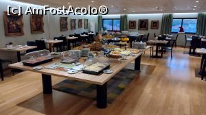 [P10] Sala de mese are impodobiți pereții cu picturi realizate de artiști contemporani ai Lisabonei. » foto by ovidiuyepi
 - 
<span class="allrVoted glyphicon glyphicon-heart hidden" id="av1388159"></span>
<a class="m-l-10 hidden" id="sv1388159" onclick="voting_Foto_DelVot(,1388159,28240)" role="button">șterge vot <span class="glyphicon glyphicon-remove"></span></a>
<a id="v91388159" class=" c-red"  onclick="voting_Foto_SetVot(1388159)" role="button"><span class="glyphicon glyphicon-heart-empty"></span> <b>LIKE</b> = Votează poza</a> <img class="hidden"  id="f1388159W9" src="/imagini/loader.gif" border="0" /><span class="AjErrMes hidden" id="e1388159ErM"></span>