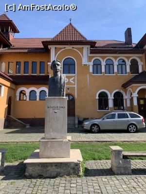 [P22] Rășinari,bustul lui Octavian Goga » foto by AZE
 - 
<span class="allrVoted glyphicon glyphicon-heart hidden" id="av1390136"></span>
<a class="m-l-10 hidden" id="sv1390136" onclick="voting_Foto_DelVot(,1390136,28257)" role="button">șterge vot <span class="glyphicon glyphicon-remove"></span></a>
<a id="v91390136" class=" c-red"  onclick="voting_Foto_SetVot(1390136)" role="button"><span class="glyphicon glyphicon-heart-empty"></span> <b>LIKE</b> = Votează poza</a> <img class="hidden"  id="f1390136W9" src="/imagini/loader.gif" border="0" /><span class="AjErrMes hidden" id="e1390136ErM"></span>
