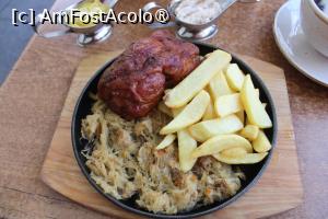 [P24] Warszawa, Gościniec Polskie Pierogi, Golonka wieprzowa (Ciolan de porc) » foto by mprofeanu
 - 
<span class="allrVoted glyphicon glyphicon-heart hidden" id="av1400449"></span>
<a class="m-l-10 hidden" id="sv1400449" onclick="voting_Foto_DelVot(,1400449,28335)" role="button">șterge vot <span class="glyphicon glyphicon-remove"></span></a>
<a id="v91400449" class=" c-red"  onclick="voting_Foto_SetVot(1400449)" role="button"><span class="glyphicon glyphicon-heart-empty"></span> <b>LIKE</b> = Votează poza</a> <img class="hidden"  id="f1400449W9" src="/imagini/loader.gif" border="0" /><span class="AjErrMes hidden" id="e1400449ErM"></span>