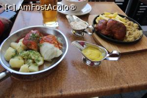 [P26] Warszawa, Gościniec Polskie Pierogi, Masa noastră cu Gołąbki z mięsem wieprzowym (Sarmale cu carne de porc) și Golonka wieprzowa (Ciolan de porc) » foto by mprofeanu
 - 
<span class="allrVoted glyphicon glyphicon-heart hidden" id="av1400451"></span>
<a class="m-l-10 hidden" id="sv1400451" onclick="voting_Foto_DelVot(,1400451,28335)" role="button">șterge vot <span class="glyphicon glyphicon-remove"></span></a>
<a id="v91400451" class=" c-red"  onclick="voting_Foto_SetVot(1400451)" role="button"><span class="glyphicon glyphicon-heart-empty"></span> <b>LIKE</b> = Votează poza</a> <img class="hidden"  id="f1400451W9" src="/imagini/loader.gif" border="0" /><span class="AjErrMes hidden" id="e1400451ErM"></span>