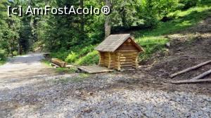 [P03] Noua fântână (adăpostește un izvor foarte rece) și troaca pentru adăparea animalelor, situate în ”învârtitoarea” de la capătul drumul forestier Moara Dracului » foto by Lucien
 - 
<span class="allrVoted glyphicon glyphicon-heart hidden" id="av840285"></span>
<a class="m-l-10 hidden" id="sv840285" onclick="voting_Foto_DelVot(,840285,28345)" role="button">șterge vot <span class="glyphicon glyphicon-remove"></span></a>
<a id="v9840285" class=" c-red"  onclick="voting_Foto_SetVot(840285)" role="button"><span class="glyphicon glyphicon-heart-empty"></span> <b>LIKE</b> = Votează poza</a> <img class="hidden"  id="f840285W9" src="/imagini/loader.gif" border="0" /><span class="AjErrMes hidden" id="e840285ErM"></span>