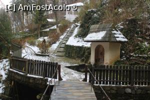 [P28] Mănăstirea Jgheaburi, Poteca trece pe l&acirc;ngă Izvorul Tămăduirii » foto by mprofeanu
 - 
<span class="allrVoted glyphicon glyphicon-heart hidden" id="av1404050"></span>
<a class="m-l-10 hidden" id="sv1404050" onclick="voting_Foto_DelVot(,1404050,28367)" role="button">șterge vot <span class="glyphicon glyphicon-remove"></span></a>
<a id="v91404050" class=" c-red"  onclick="voting_Foto_SetVot(1404050)" role="button"><span class="glyphicon glyphicon-heart-empty"></span> <b>LIKE</b> = Votează poza</a> <img class="hidden"  id="f1404050W9" src="/imagini/loader.gif" border="0" /><span class="AjErrMes hidden" id="e1404050ErM"></span>