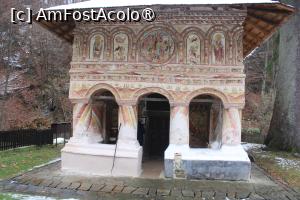 [P34] Mănăstirea Jgheaburi, Bisericuța &bdquo;Nașterea Maicii Domnului&rdquo;, Pridvorul deschis cu șase coloane » foto by mprofeanu
 - 
<span class="allrVoted glyphicon glyphicon-heart hidden" id="av1404056"></span>
<a class="m-l-10 hidden" id="sv1404056" onclick="voting_Foto_DelVot(,1404056,28367)" role="button">șterge vot <span class="glyphicon glyphicon-remove"></span></a>
<a id="v91404056" class=" c-red"  onclick="voting_Foto_SetVot(1404056)" role="button"><span class="glyphicon glyphicon-heart-empty"></span> <b>LIKE</b> = Votează poza</a> <img class="hidden"  id="f1404056W9" src="/imagini/loader.gif" border="0" /><span class="AjErrMes hidden" id="e1404056ErM"></span>