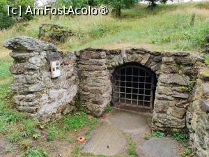 [P02] Intrarea în pivnița de la baza dealului » foto by crismis
 - 
<span class="allrVoted glyphicon glyphicon-heart hidden" id="av1409126"></span>
<a class="m-l-10 hidden" id="sv1409126" onclick="voting_Foto_DelVot(,1409126,28400)" role="button">șterge vot <span class="glyphicon glyphicon-remove"></span></a>
<a id="v91409126" class=" c-red"  onclick="voting_Foto_SetVot(1409126)" role="button"><span class="glyphicon glyphicon-heart-empty"></span> <b>LIKE</b> = Votează poza</a> <img class="hidden"  id="f1409126W9" src="/imagini/loader.gif" border="0" /><span class="AjErrMes hidden" id="e1409126ErM"></span>