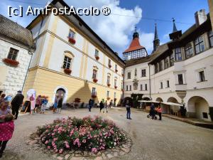 [P74] Castelul Blatna; curtea interioară » foto by crismis
 - 
<span class="allrVoted glyphicon glyphicon-heart hidden" id="av1412178"></span>
<a class="m-l-10 hidden" id="sv1412178" onclick="voting_Foto_DelVot(,1412178,28420)" role="button">șterge vot <span class="glyphicon glyphicon-remove"></span></a>
<a id="v91412178" class=" c-red"  onclick="voting_Foto_SetVot(1412178)" role="button"><span class="glyphicon glyphicon-heart-empty"></span> <b>LIKE</b> = Votează poza</a> <img class="hidden"  id="f1412178W9" src="/imagini/loader.gif" border="0" /><span class="AjErrMes hidden" id="e1412178ErM"></span>