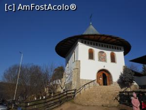 [P03] Mănăstirea Bujoreni - Scările de acces și gangul de la intrare. » foto by iulianic
 - 
<span class="allrVoted glyphicon glyphicon-heart hidden" id="av1346800"></span>
<a class="m-l-10 hidden" id="sv1346800" onclick="voting_Foto_DelVot(,1346800,28446)" role="button">șterge vot <span class="glyphicon glyphicon-remove"></span></a>
<a id="v91346800" class=" c-red"  onclick="voting_Foto_SetVot(1346800)" role="button"><span class="glyphicon glyphicon-heart-empty"></span> <b>LIKE</b> = Votează poza</a> <img class="hidden"  id="f1346800W9" src="/imagini/loader.gif" border="0" /><span class="AjErrMes hidden" id="e1346800ErM"></span>