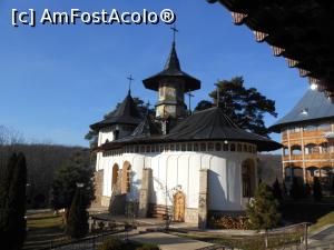 [P06] Mănăstirea Bujoreni - Biserica veche, vedere dinspre sud-est. » foto by iulianic
 - 
<span class="allrVoted glyphicon glyphicon-heart hidden" id="av1346803"></span>
<a class="m-l-10 hidden" id="sv1346803" onclick="voting_Foto_DelVot(,1346803,28446)" role="button">șterge vot <span class="glyphicon glyphicon-remove"></span></a>
<a id="v91346803" class=" c-red"  onclick="voting_Foto_SetVot(1346803)" role="button"><span class="glyphicon glyphicon-heart-empty"></span> <b>LIKE</b> = Votează poza</a> <img class="hidden"  id="f1346803W9" src="/imagini/loader.gif" border="0" /><span class="AjErrMes hidden" id="e1346803ErM"></span>